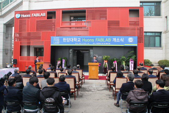 지난 9일 윤성태 휴온스글로벌 부회장이 서울 성동구 한양대학교 서울캠퍼스에서 열린 팹랩 개소식에서 인사말을 하고 있다.(휴온스 제공)
